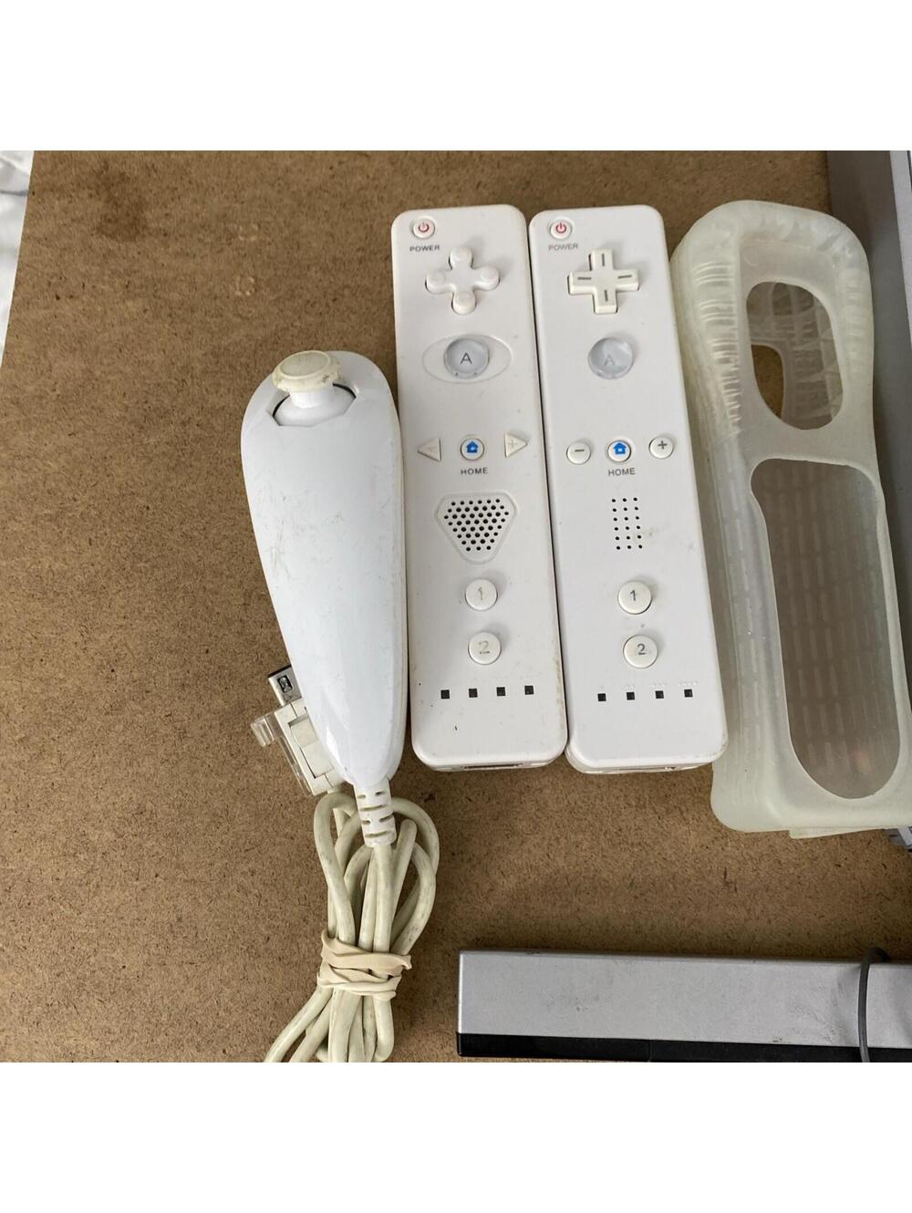 Nintendo Wii Game System Console with 2-REMOTES Bundle ALSO PLAYS GAMECUBE Games - Picture 2 of 9